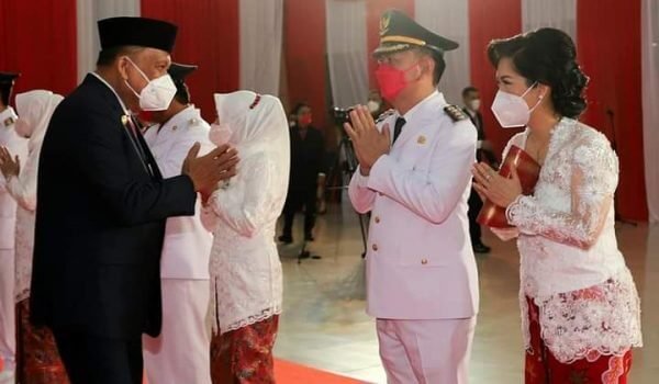 gubernur-sulut-menyalami-caroll-senduk-dan-ibu (1)