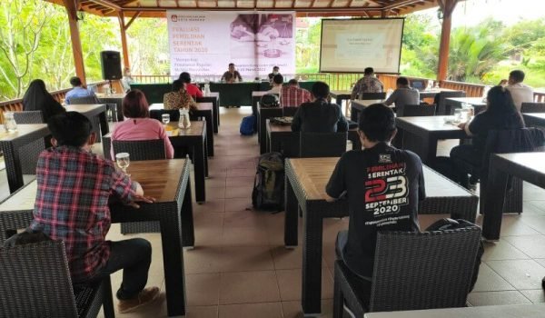 suasana-diskusi-kpu-manado-divisi-hukum-dan-pengawasan