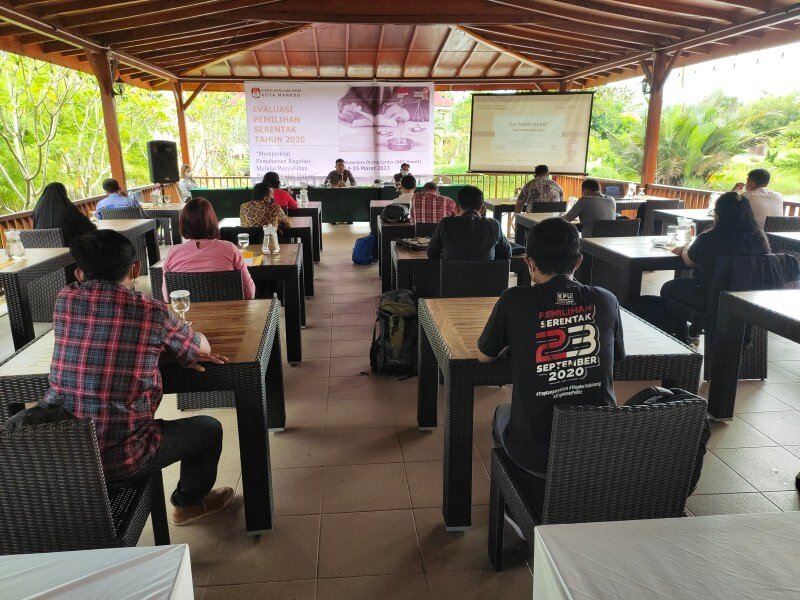 suasana-diskusi-kpu-manado-divisi-hukum-dan-pengawasan