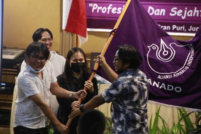 fransiskus-fine-menerima-pataka-aji (1)