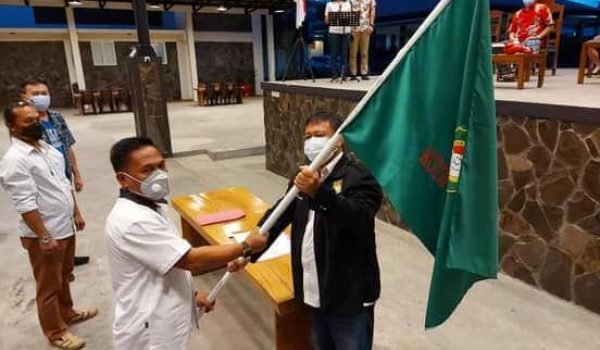 penyerahan-petaka-kepada-ketua-pertina-tomohon-yang-baru