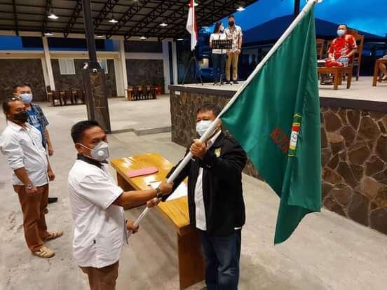 penyerahan-petaka-kepada-ketua-pertina-tomohon-yang-baru