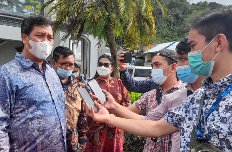 steven-kandouw-bersama-awak-media