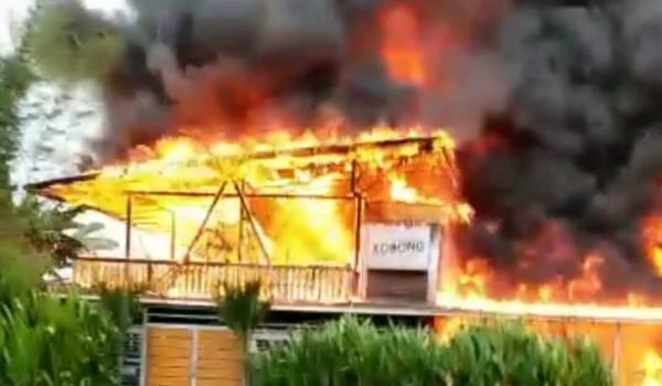 warong-kobong-manado-kebakaran