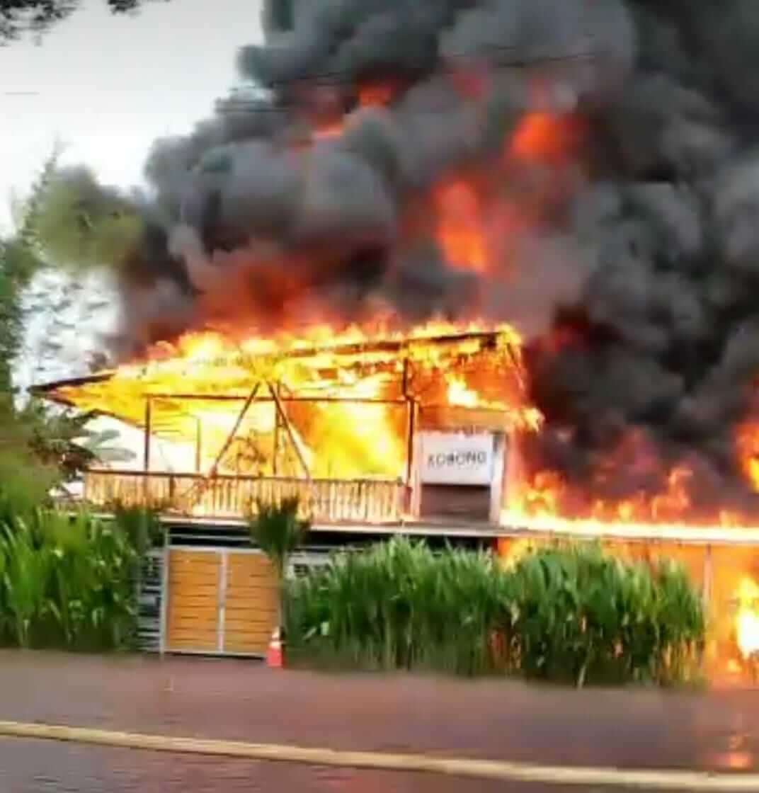 warong-kobong-manado-kebakaran