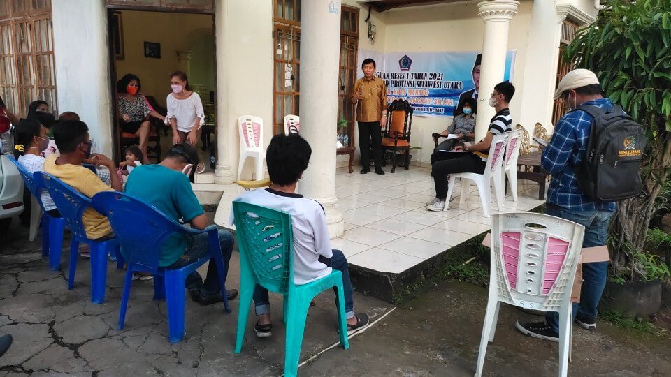 victor-mailangkay-sementara-menjawab-keluhan-warga