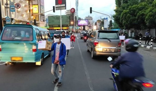 aliansi-bem-nusantara-di-sulut-galang-dana-depan-megamall-manado (1)