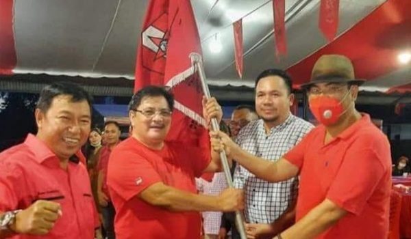 andre-fanly-menerima-pataka-pa-gmni-manado