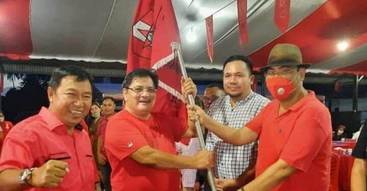 andre-fanly-menerima-pataka-pa-gmni-manado