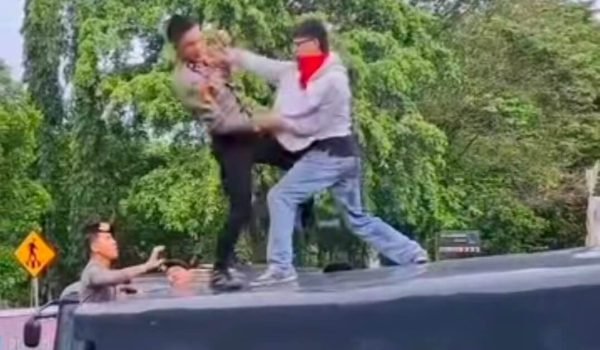 IMG_20250321_013345 Salah satu aparat dan pendemo adu ketangkasan di atas truk Polisi. (Foto Istimewa)